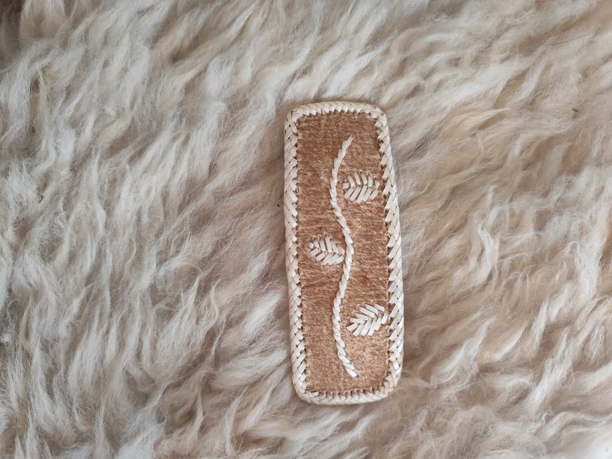 Broche Pelo beige 