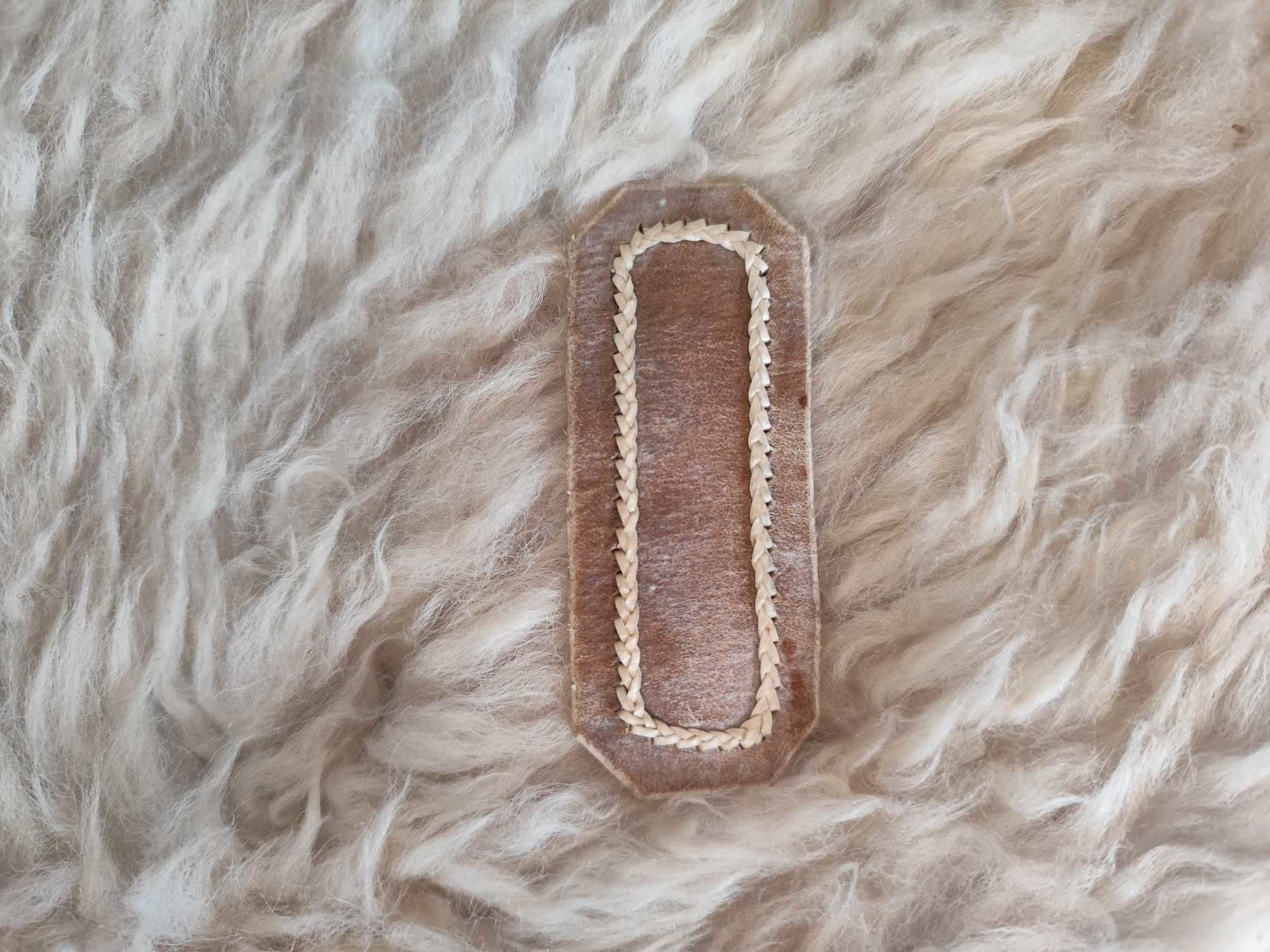 Broche Pelo beige 