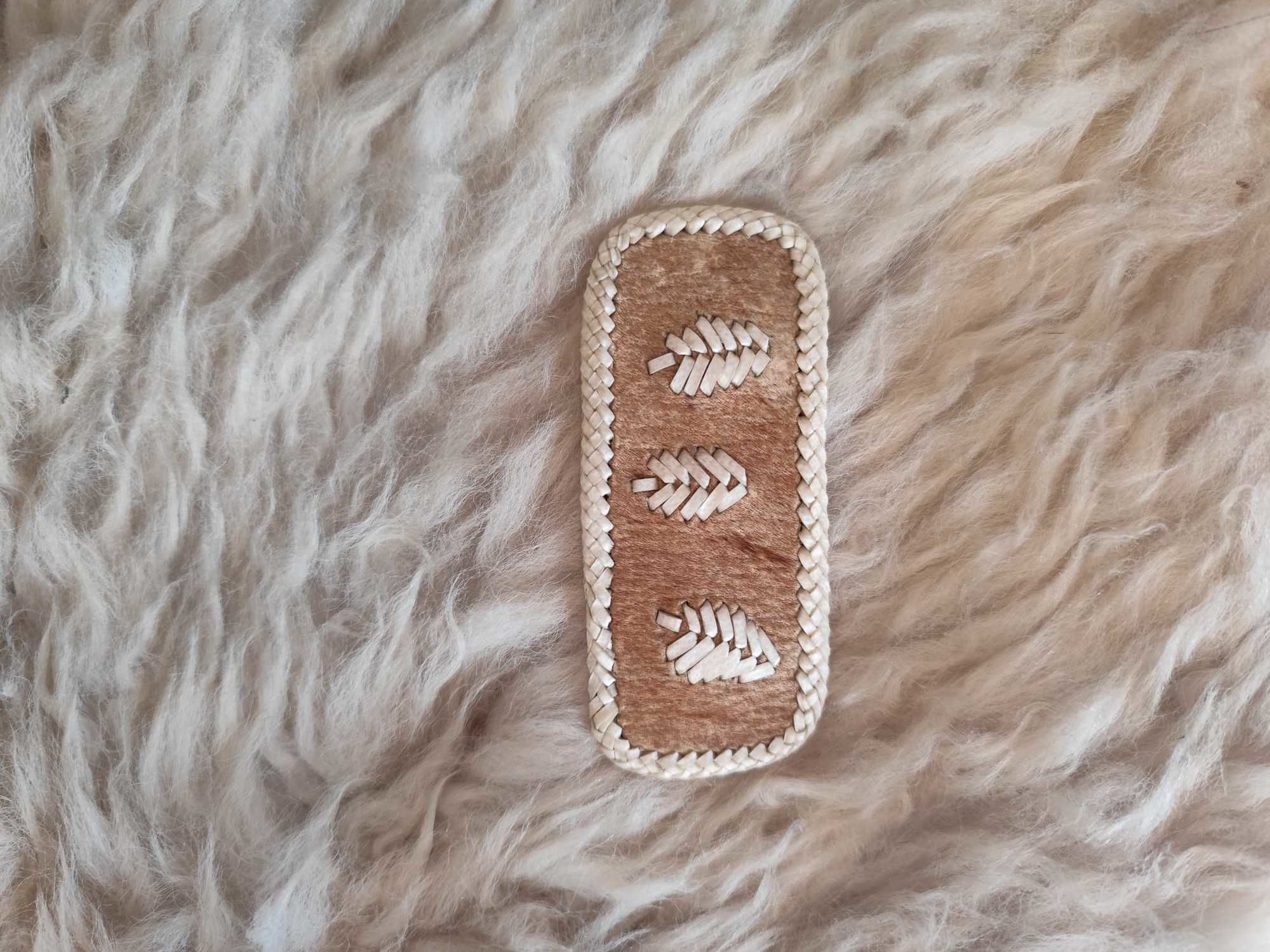 Broche Pelo beige 