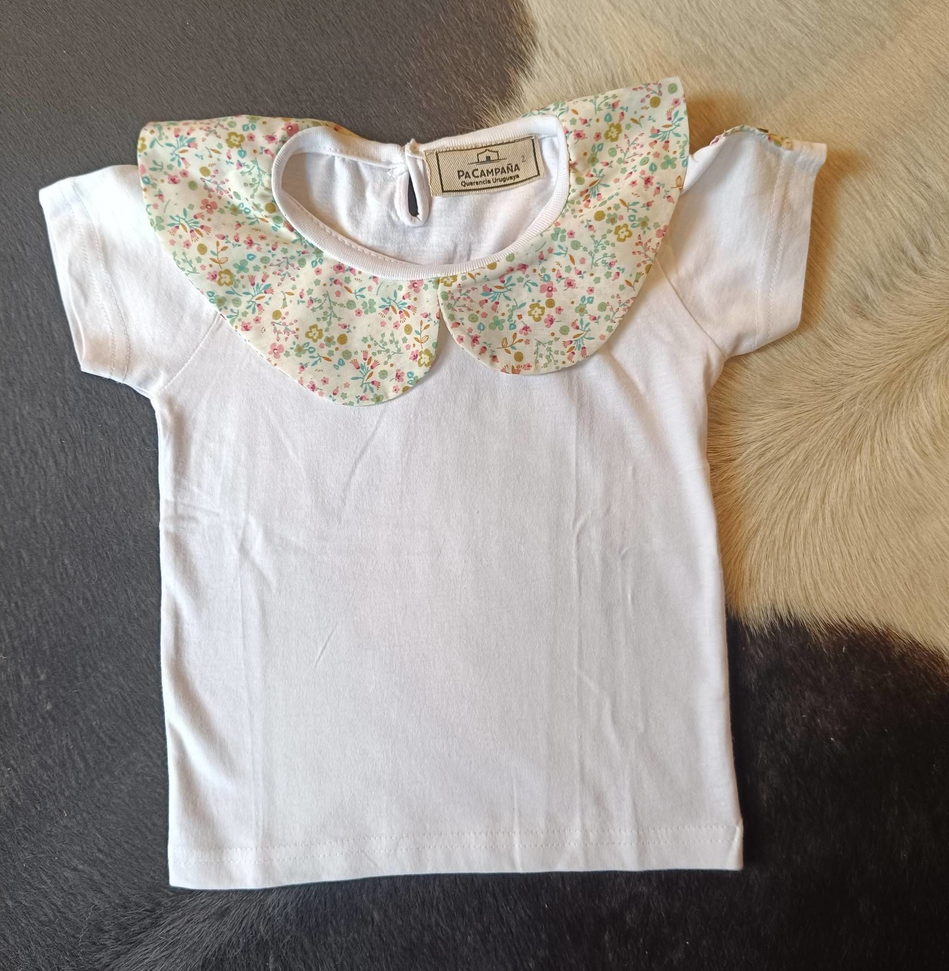 Remera con cuello beige 2